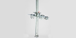 Cleaning head with pivoting frame