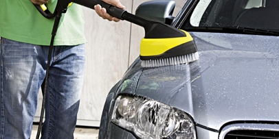 Cleaning car with Kärcher Power Brush